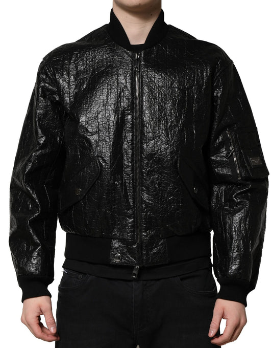 Chaqueta bomber negra con cremallera completa y placa con el logotipo