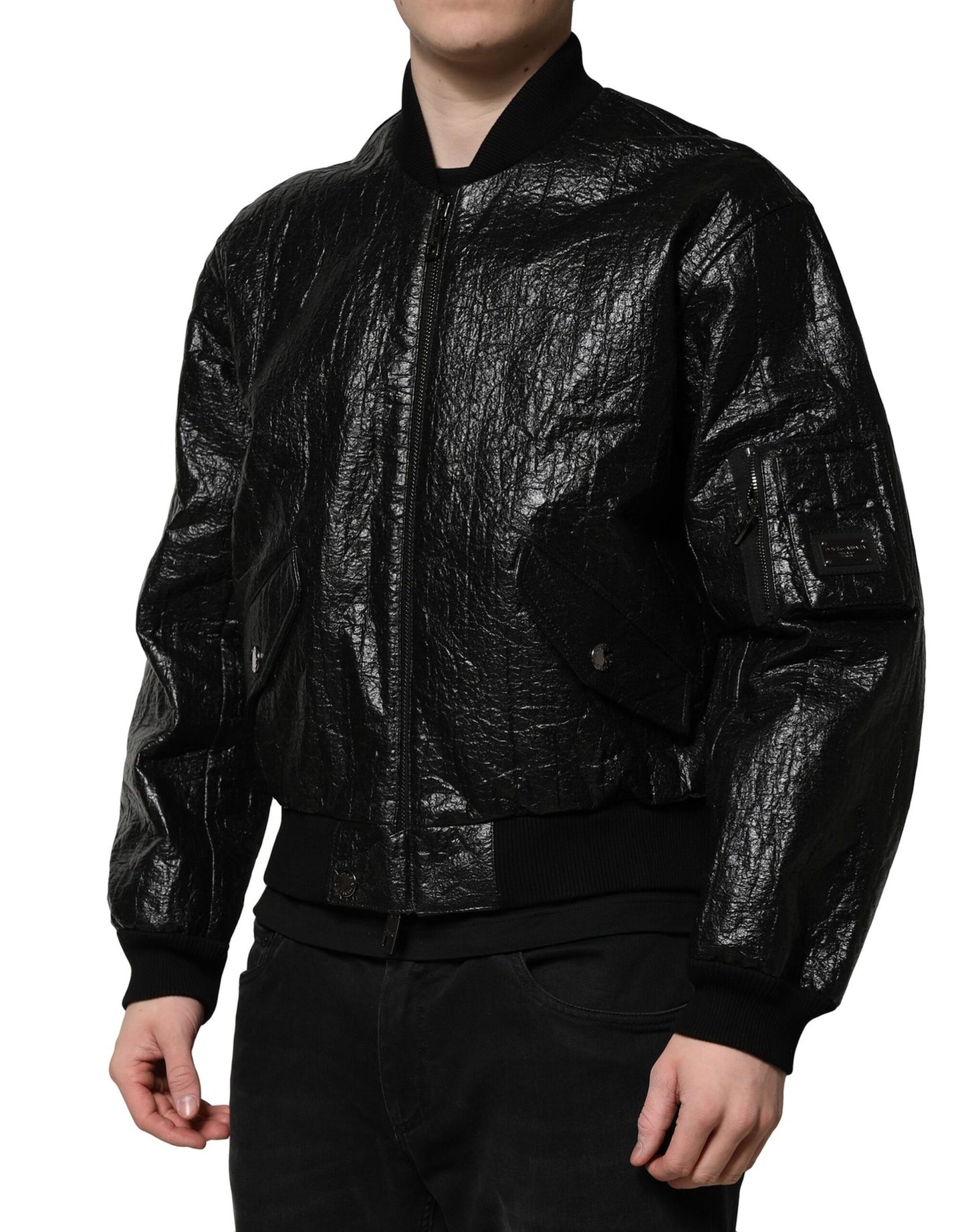 Chaqueta bomber negra con cremallera completa y placa con el logotipo
