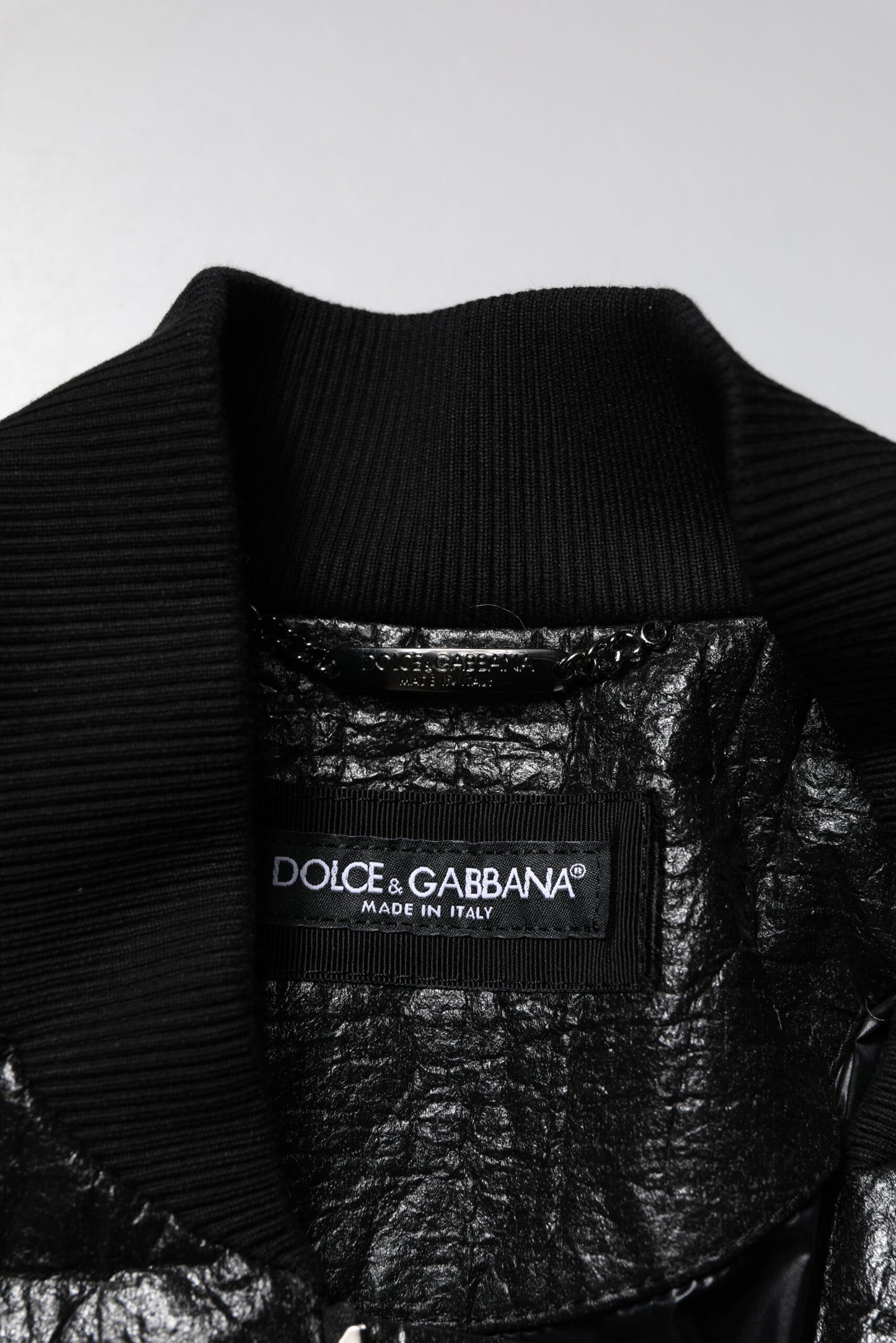 Chaqueta bomber negra con cremallera completa y placa con el logotipo