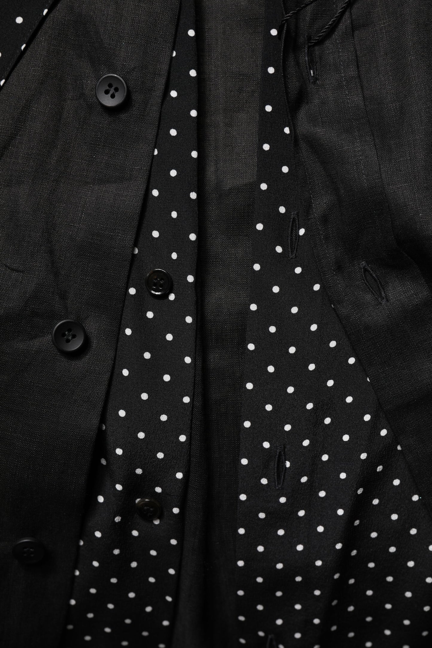 Camisa informal de lino y seda con lunares negros para hombre