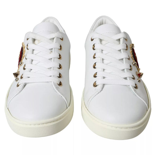 Zapatillas deportivas de cuero blanco con corazones rojos y dorados