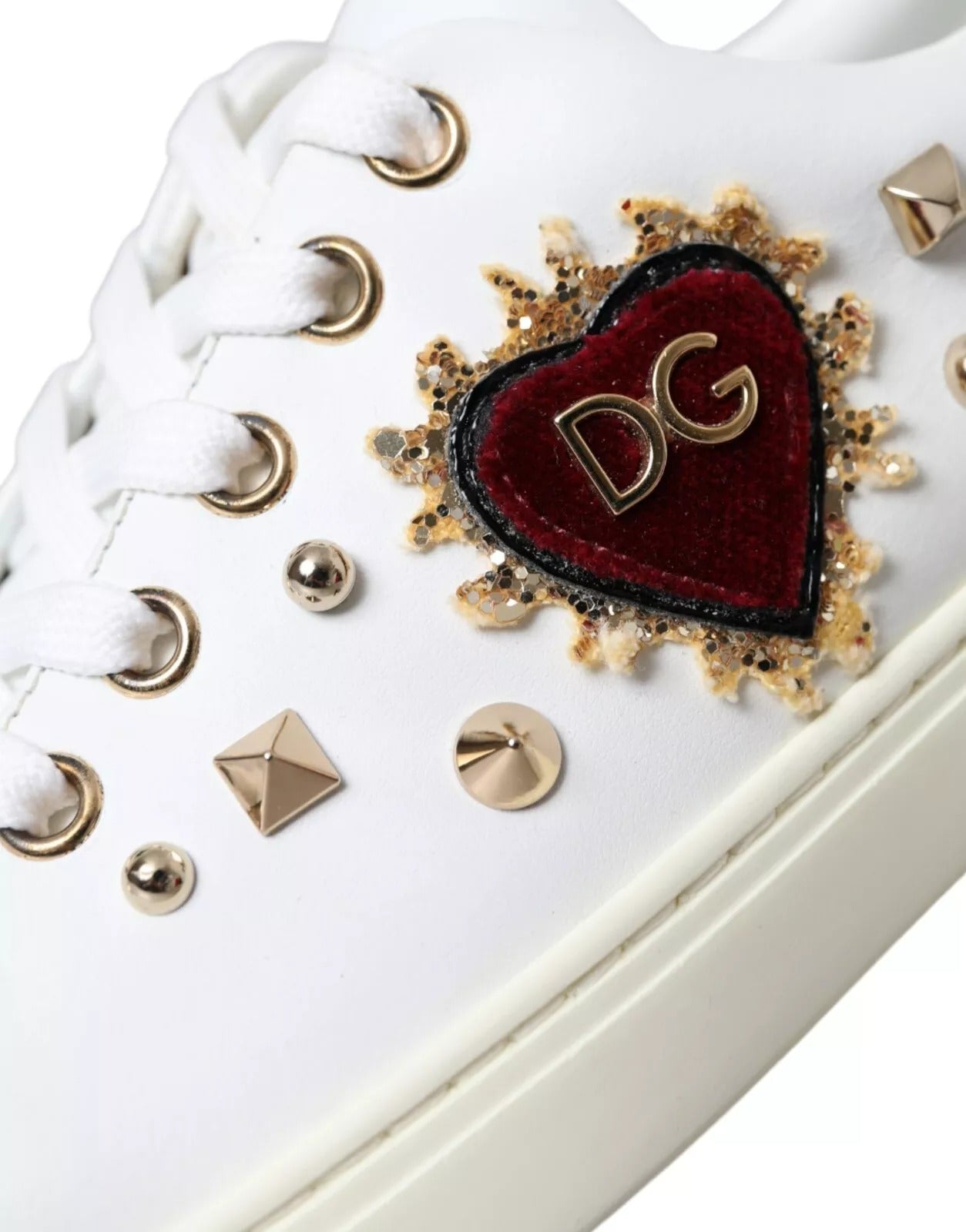 Zapatillas deportivas de cuero blanco con corazones rojos y dorados
