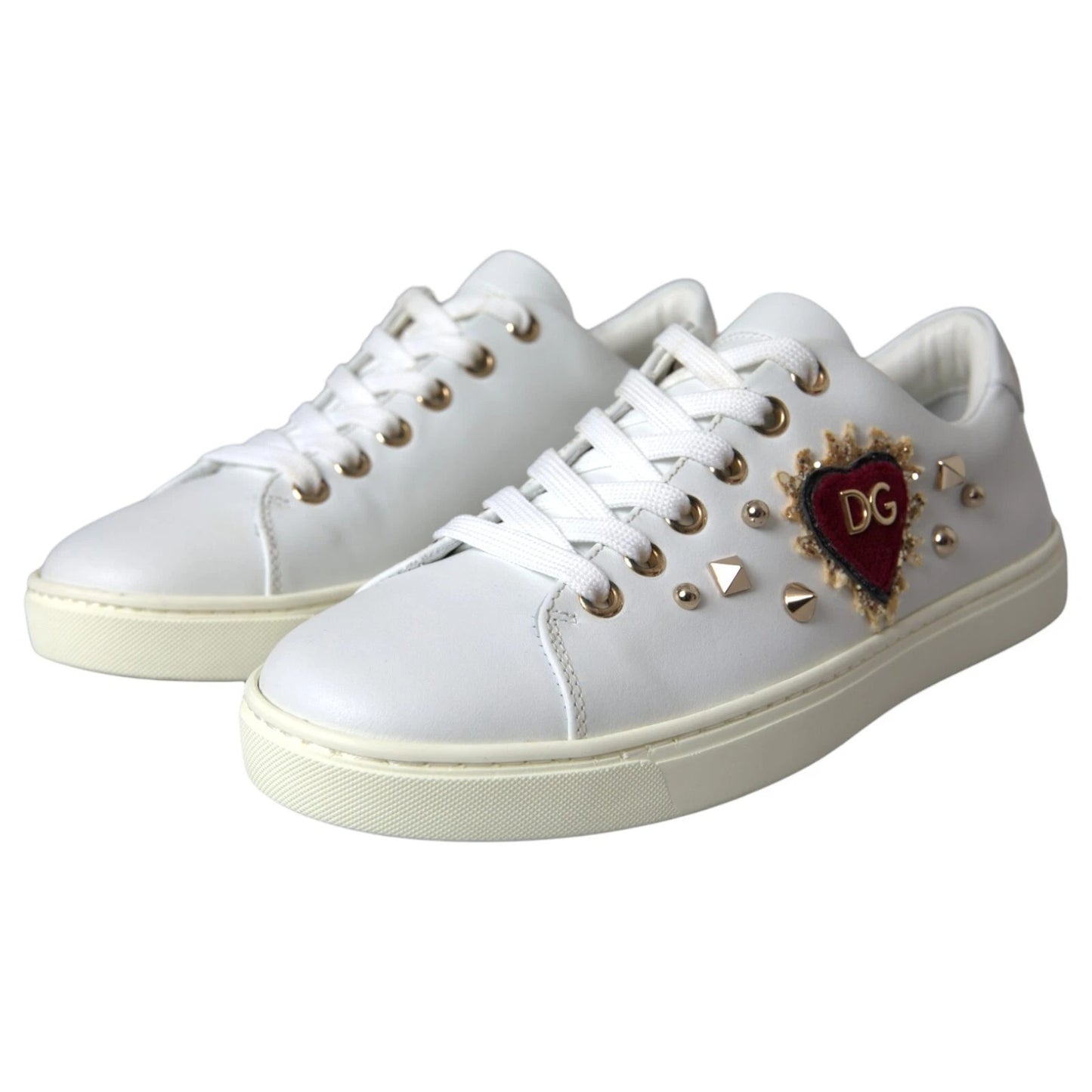 Zapatillas deportivas de cuero blanco con corazones rojos y dorados
