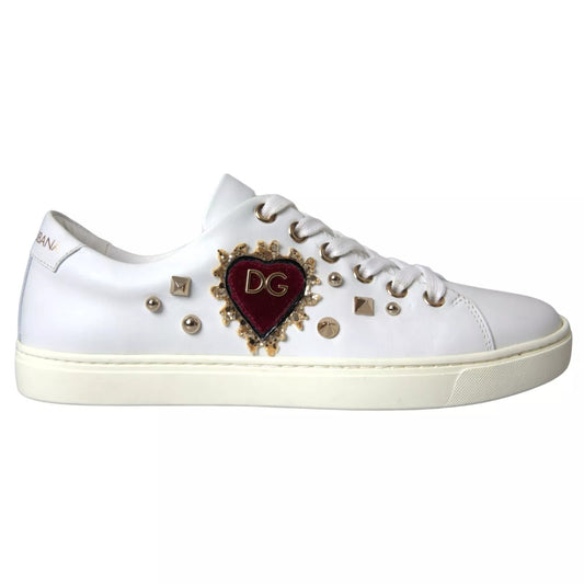 Zapatillas deportivas de cuero blanco con corazones rojos y dorados