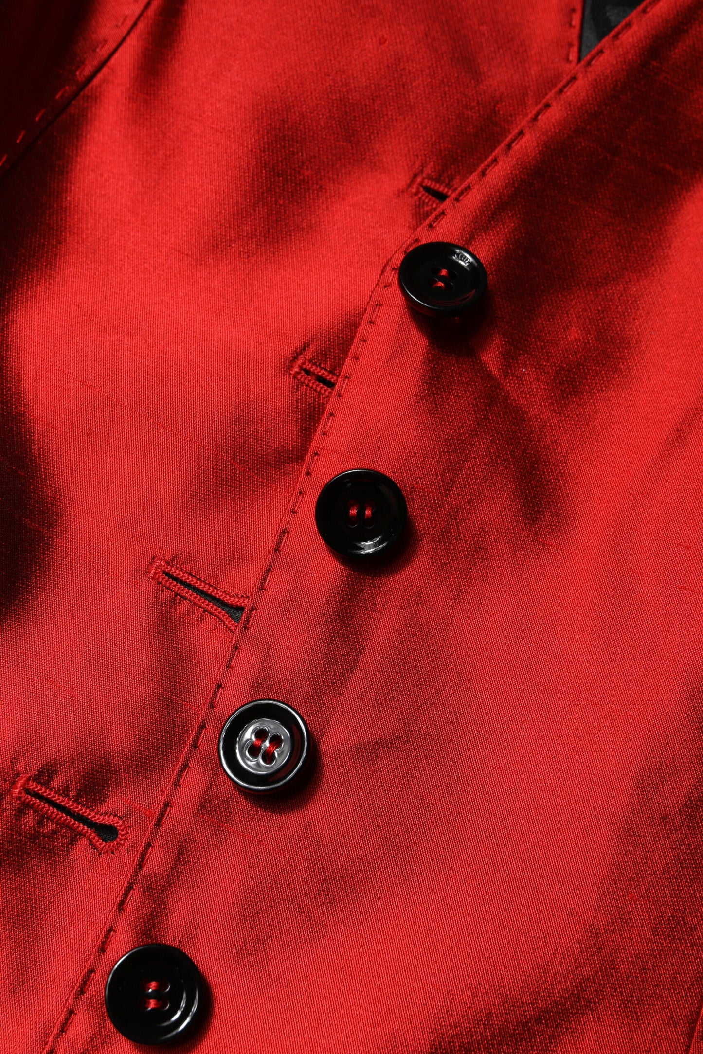 Chaleco sin mangas con botones en rojo y negro