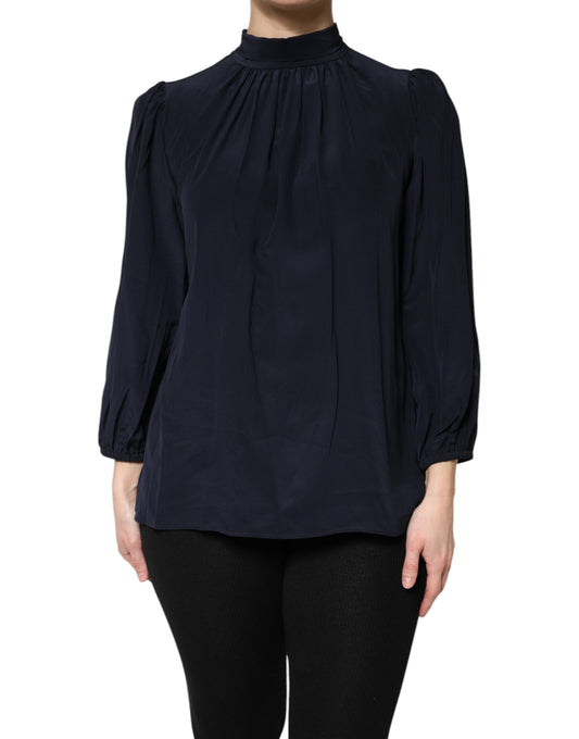 Blusa de seda azul con cuello alto y mangas largas