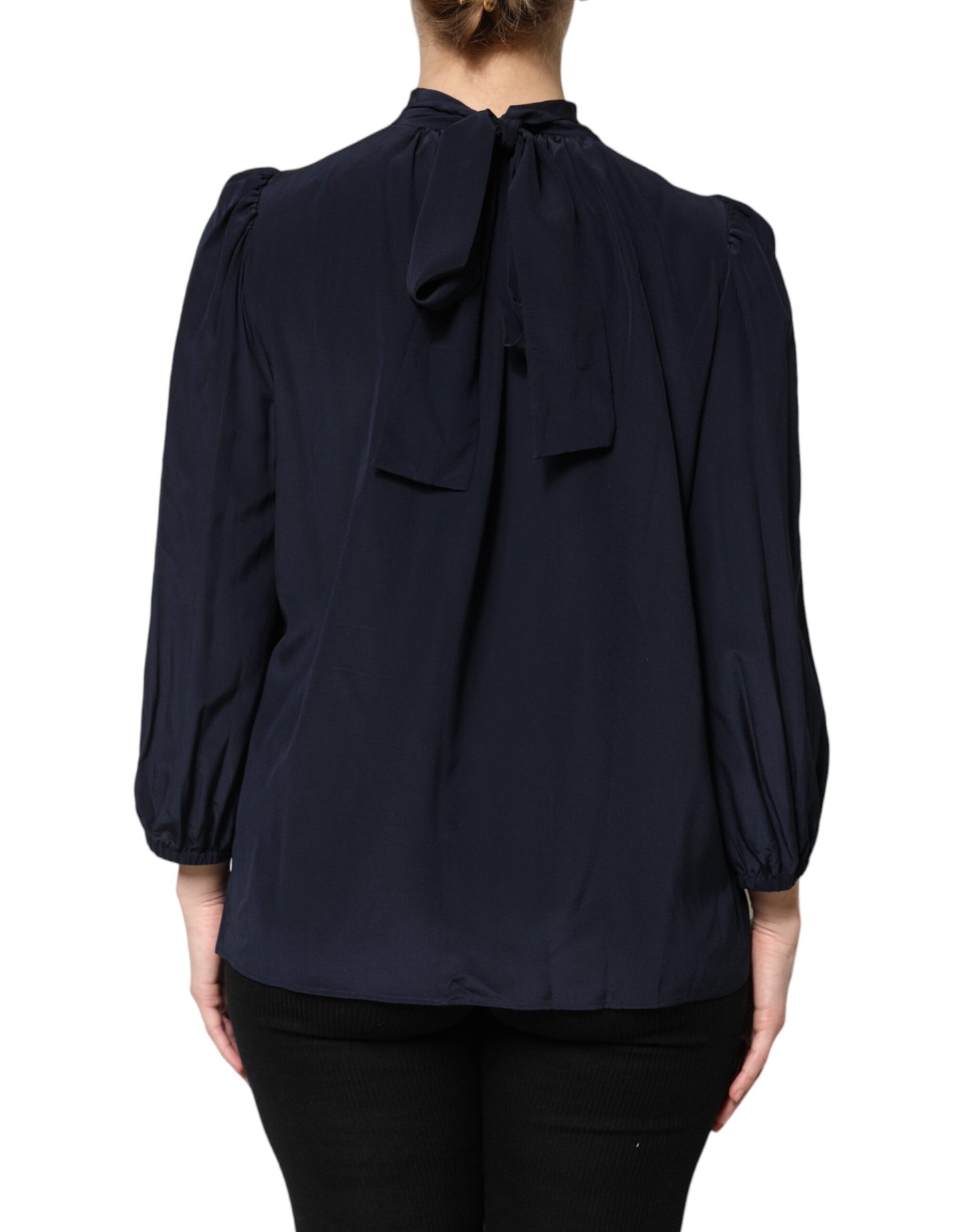 Blusa de seda azul con cuello alto y mangas largas