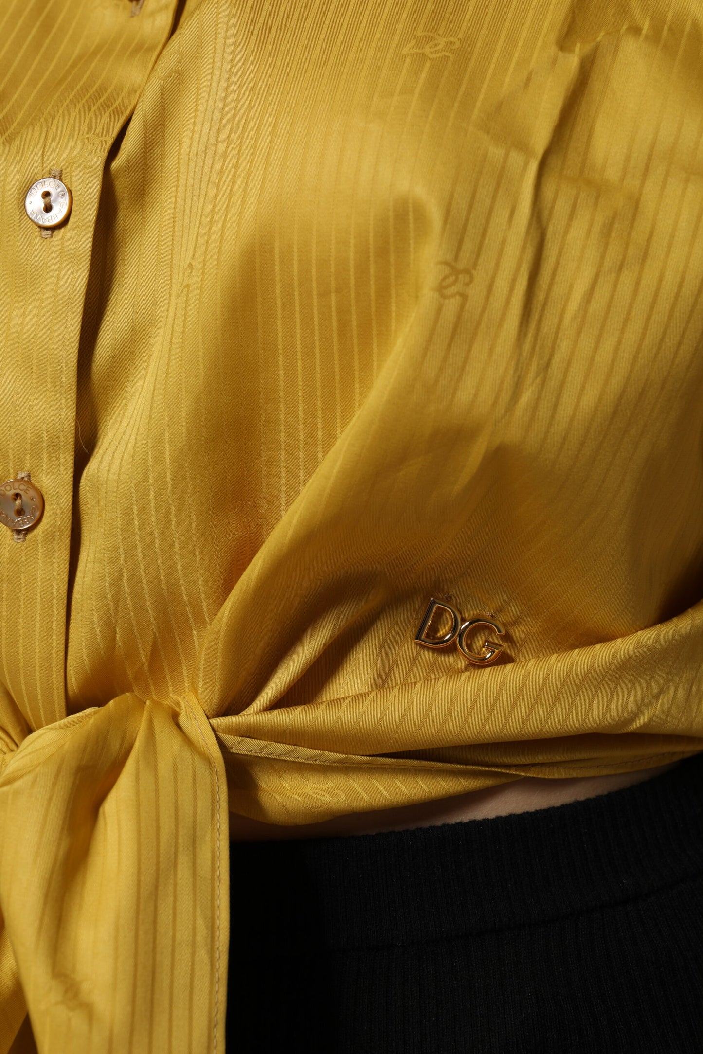 Blusa de manga corta con cuello mostaza
