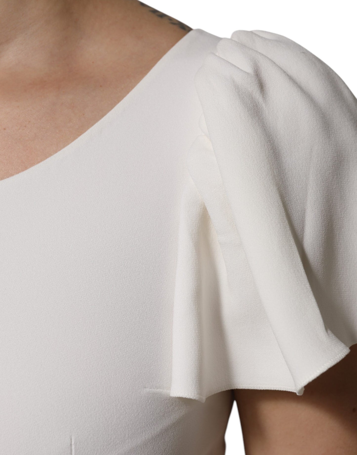 Top de viscosa blanca con cuello redondo y mangas cortas