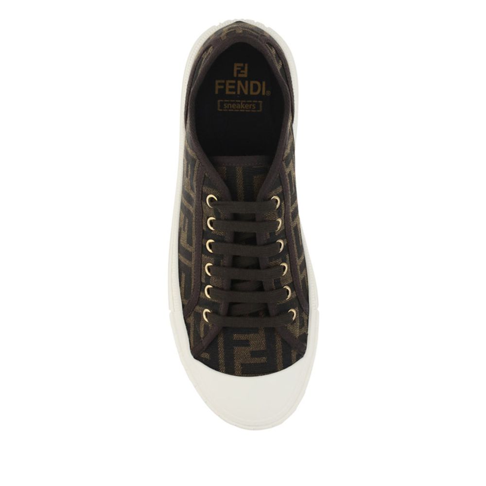 Zapatillas monocromáticas