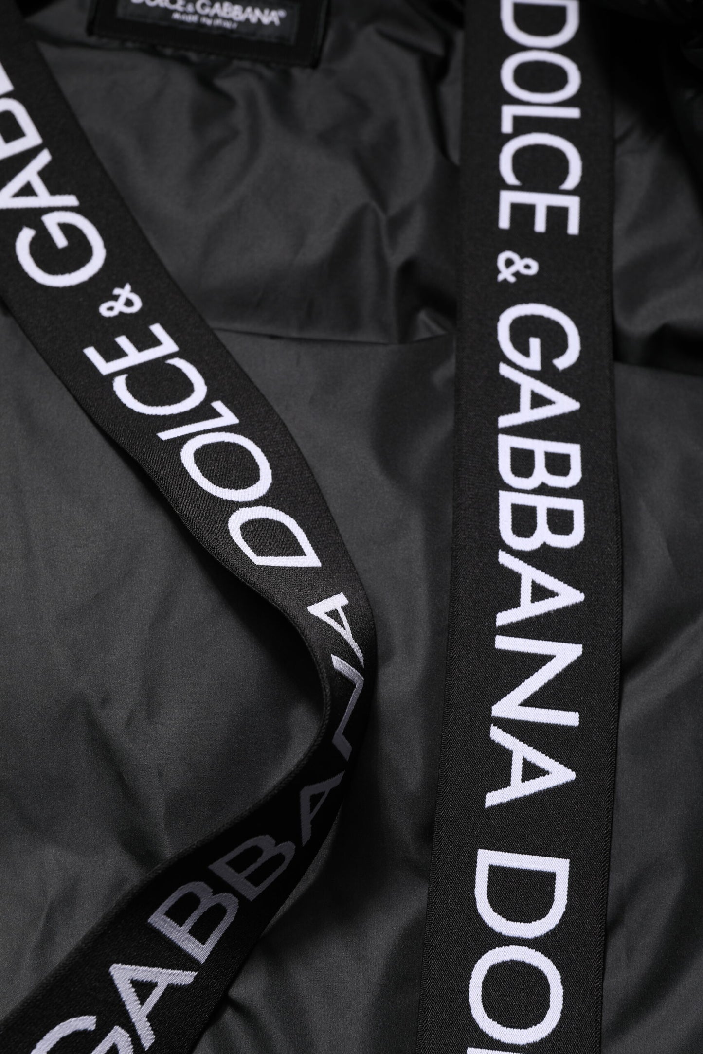 Chaqueta acolchada con capucha y cremallera completa con logotipo negro