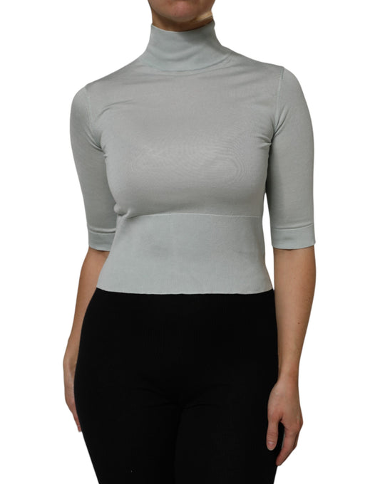 Top de cuello alto de seda verde claro con mangas 3/4