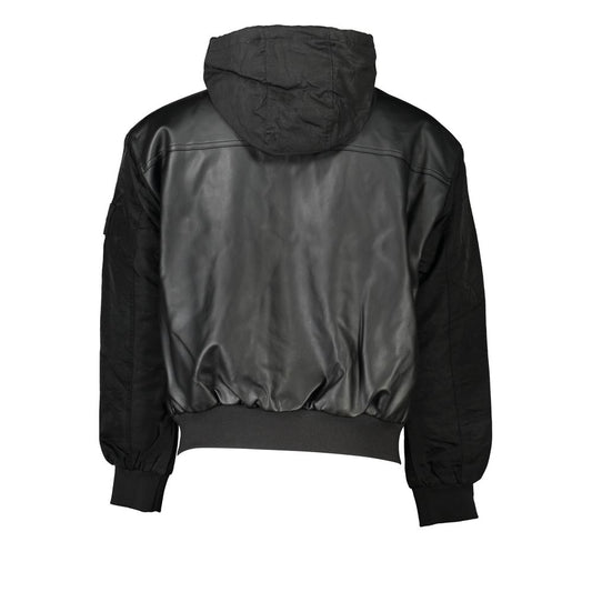 Chaqueta elegante negra con capucha y detalles en contraste
