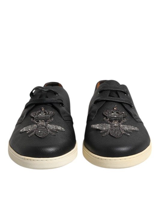 Zapatillas bajas de cuero negro con diseño de abeja y corona