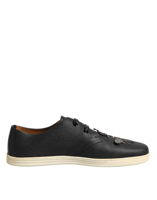 Zapatillas bajas de cuero negro con diseño de abeja y corona