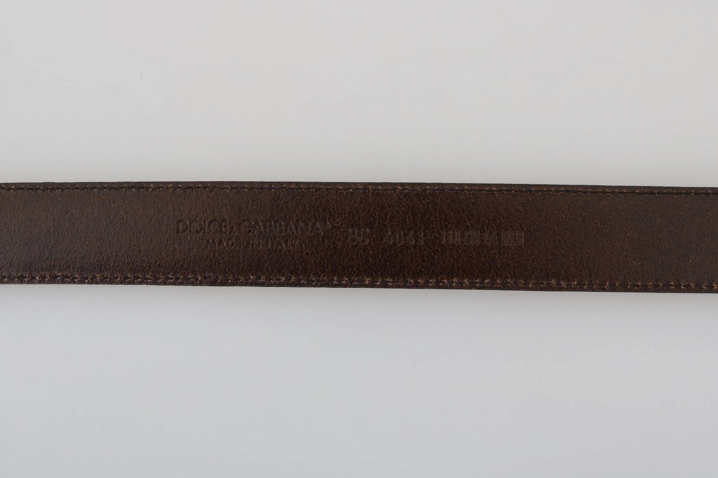 Cinturón de piel perforada azul con hebilla gris