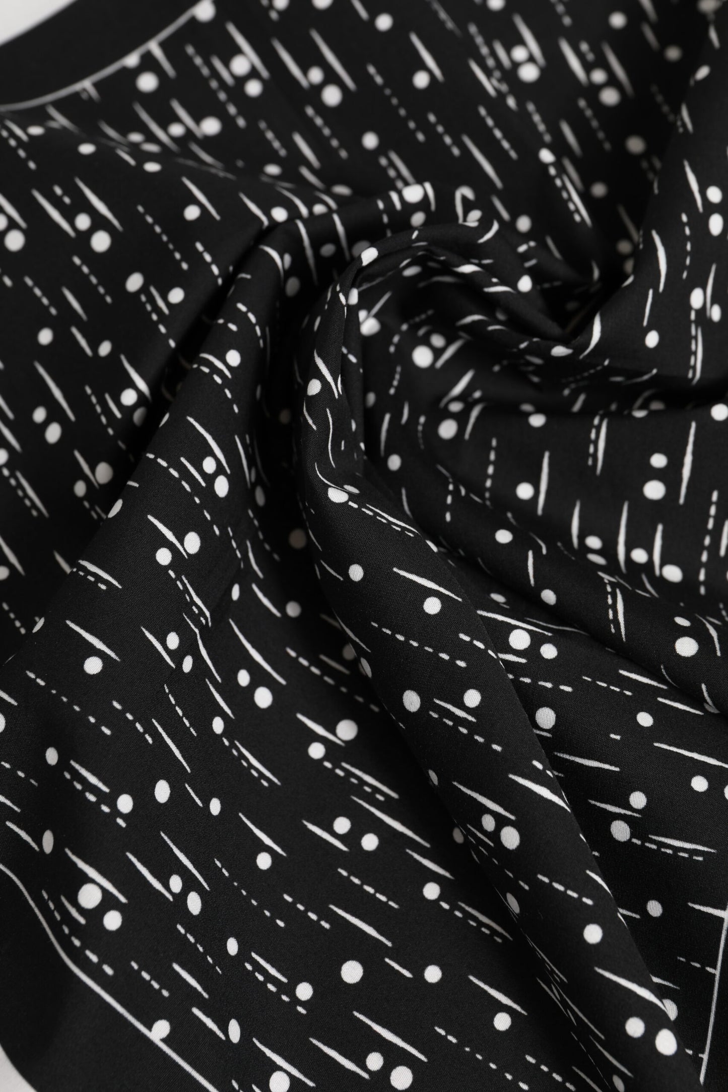 Foulard carré imprimé noir et blanc