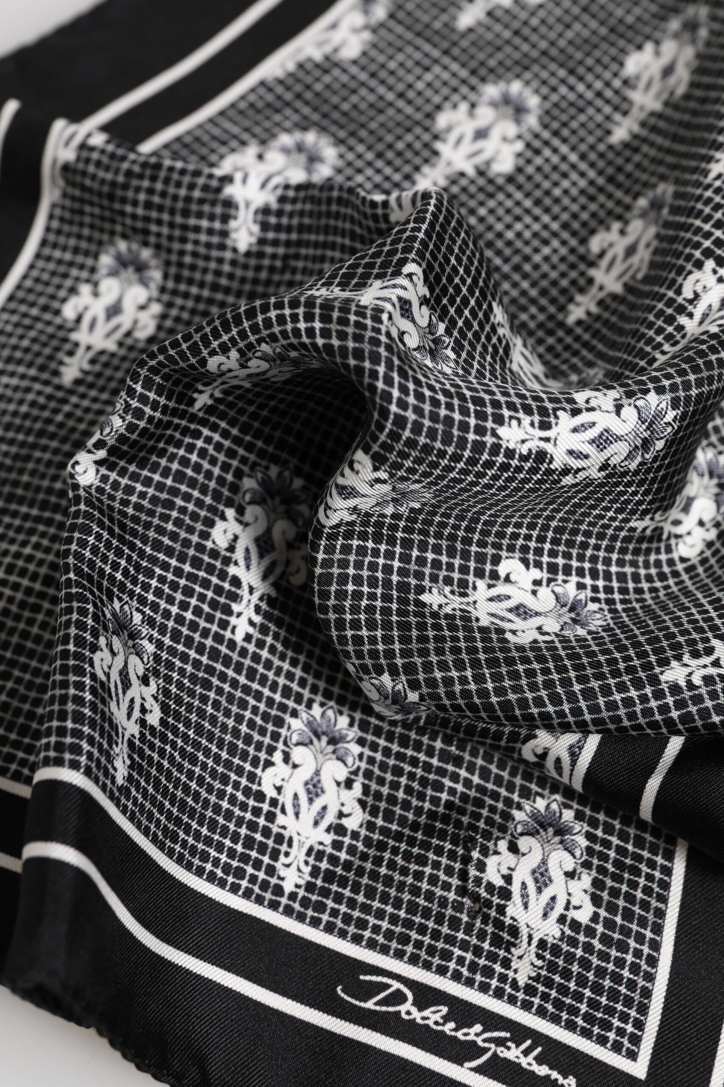 Foulard carré imprimé noir et blanc