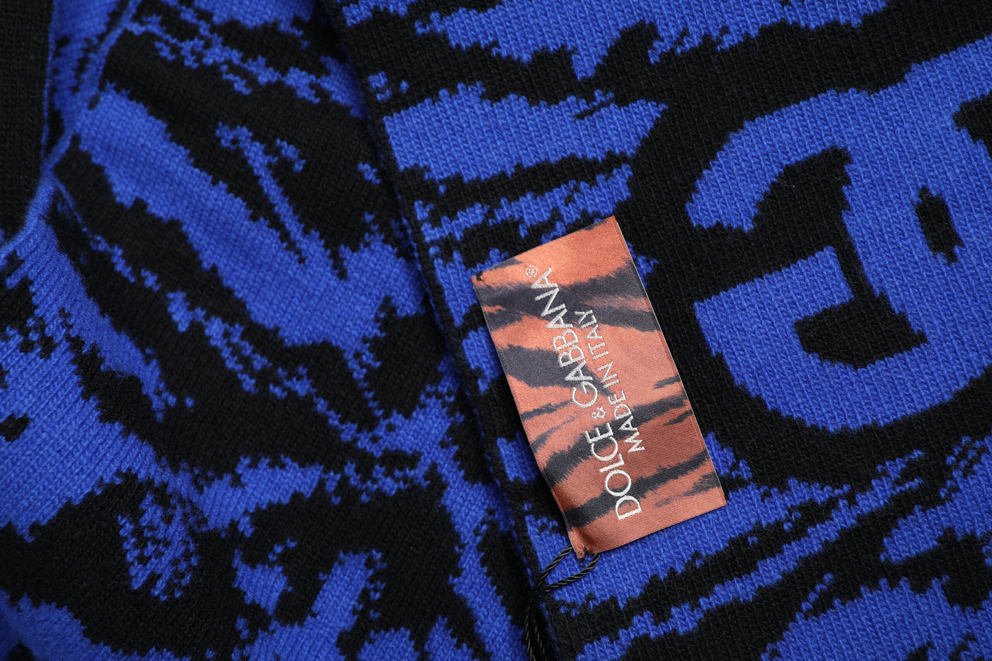 Bufanda tipo chal con logotipo azul y negro