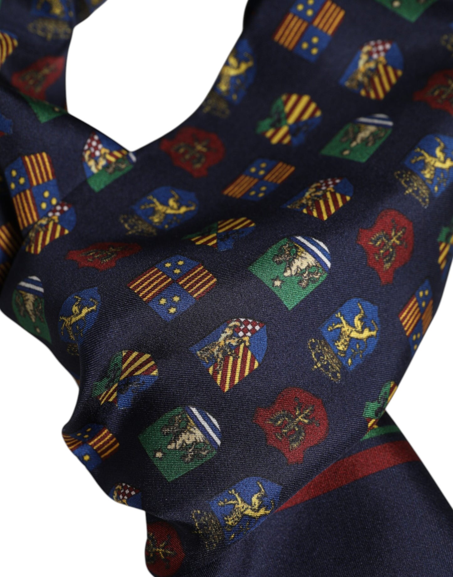 Pañuelo de seda azul con flecos estampados