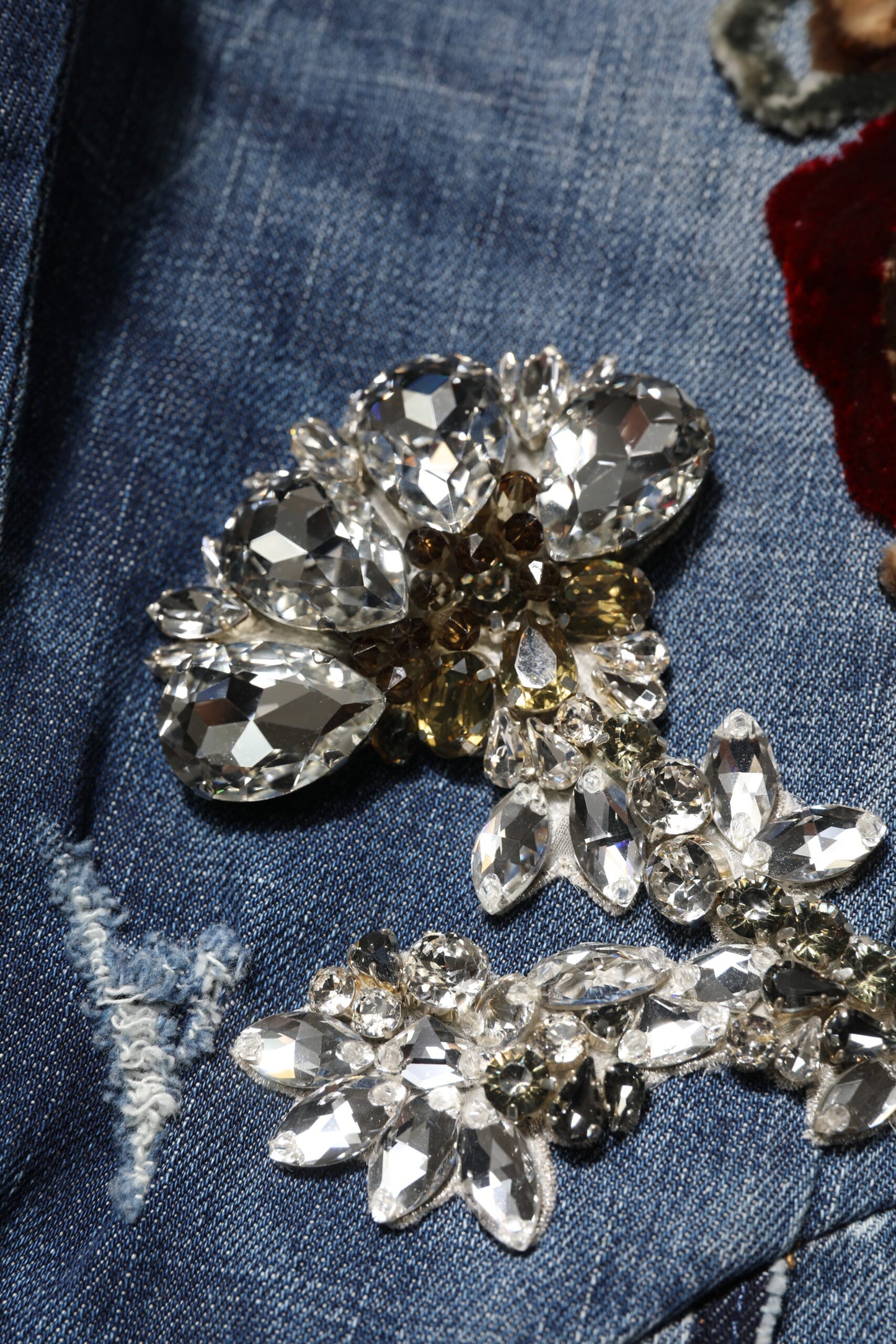 Vaqueros de algodón azul con adornos de diamantes de imitación