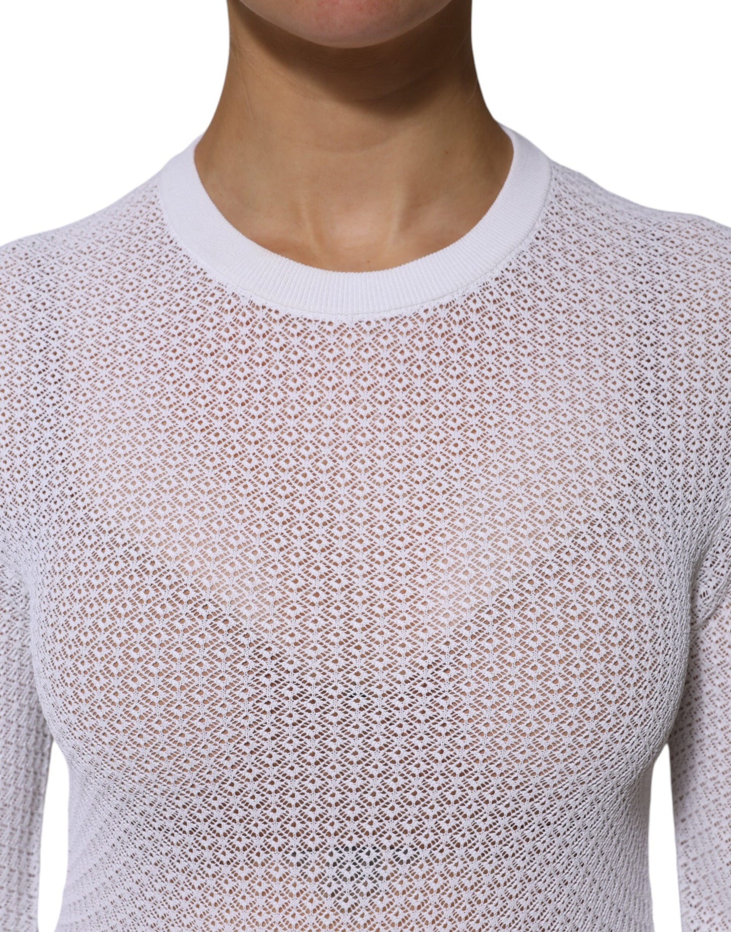 Top tipo jersey blanco de cuello redondo y manga larga