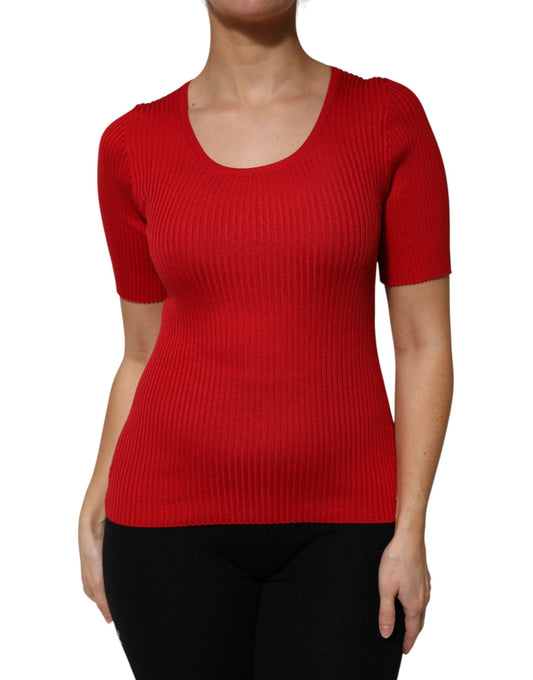 Top rojo de cuello redondo y manga corta