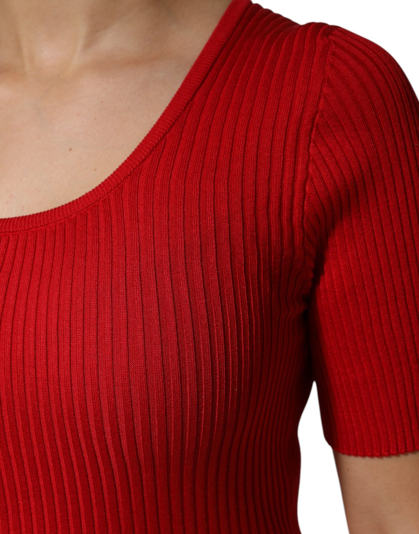 Top rojo de cuello redondo y manga corta