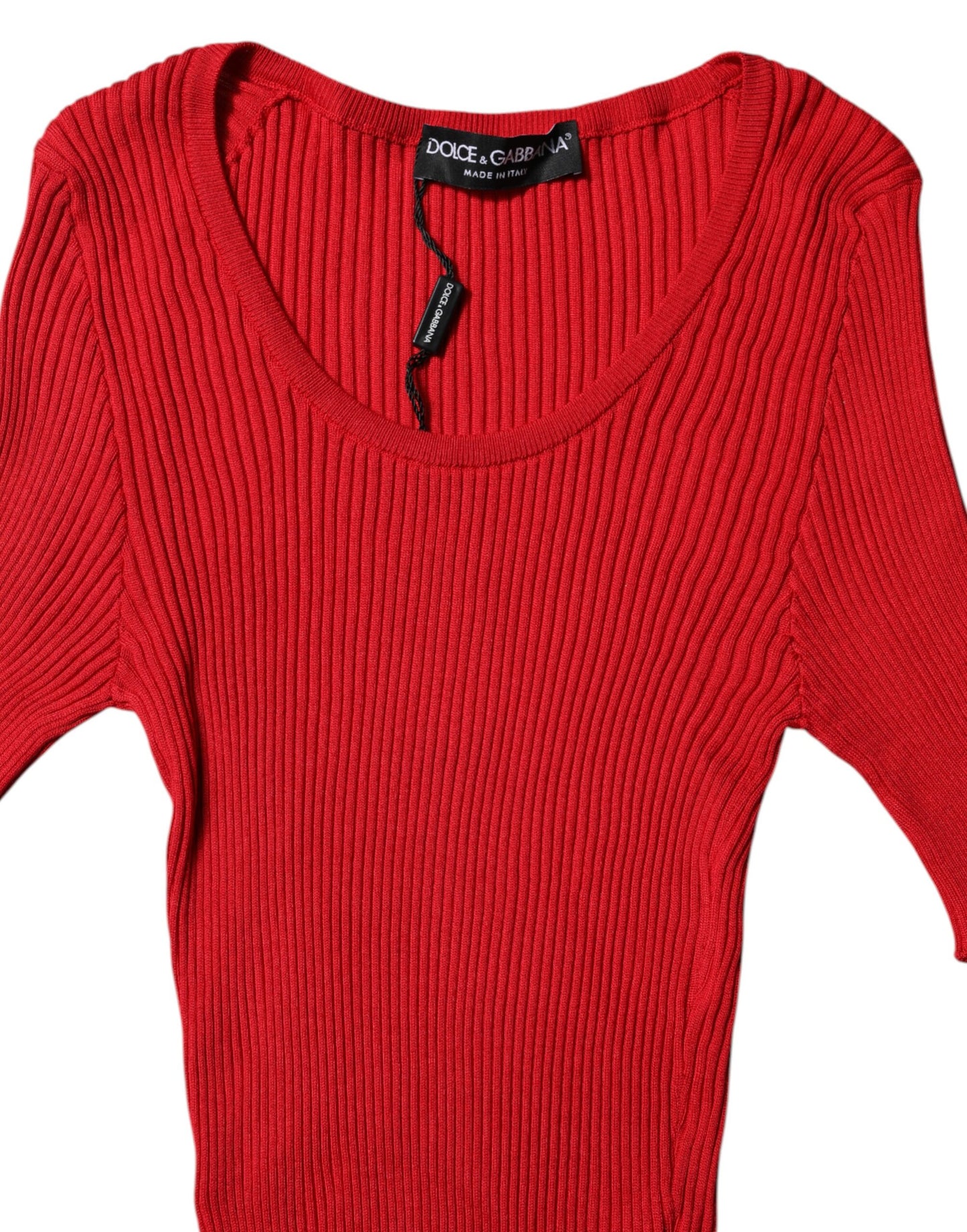 Top rojo de cuello redondo y manga corta
