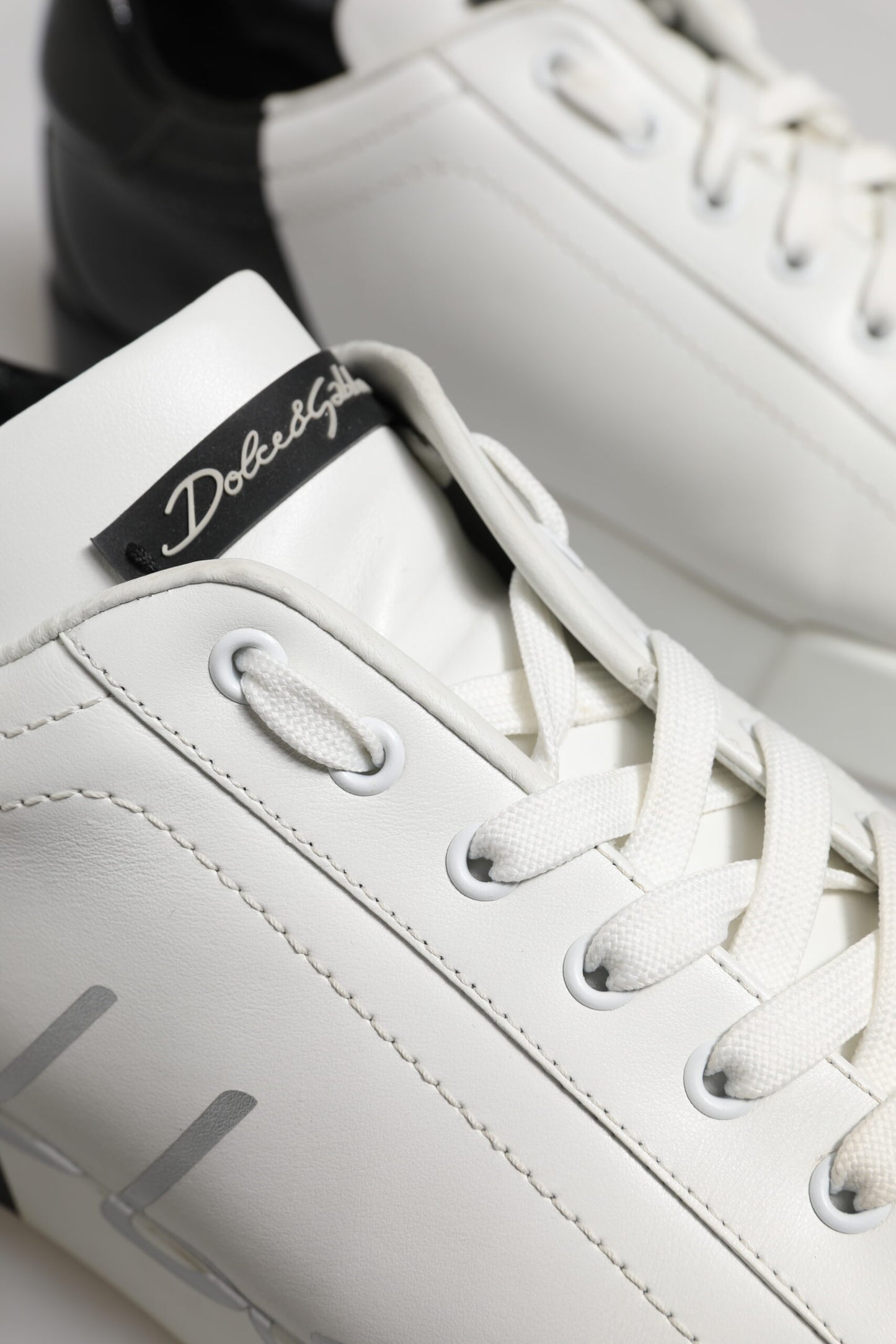 Zapatillas deportivas bajas de cuero con logo blanco y negro