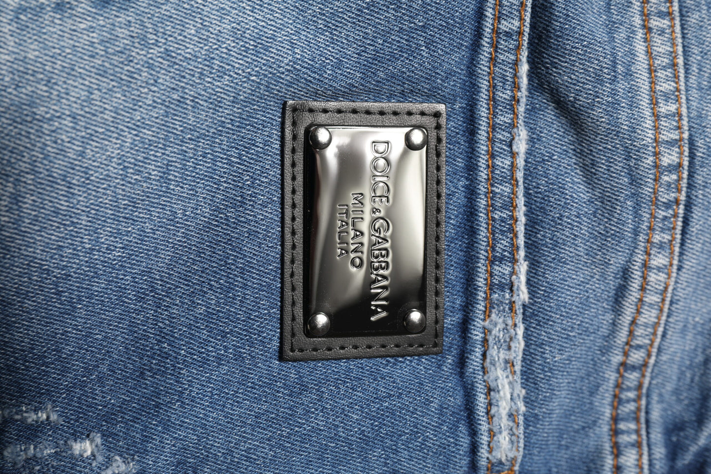 Vaqueros de algodón lavado azul con placa de logotipo