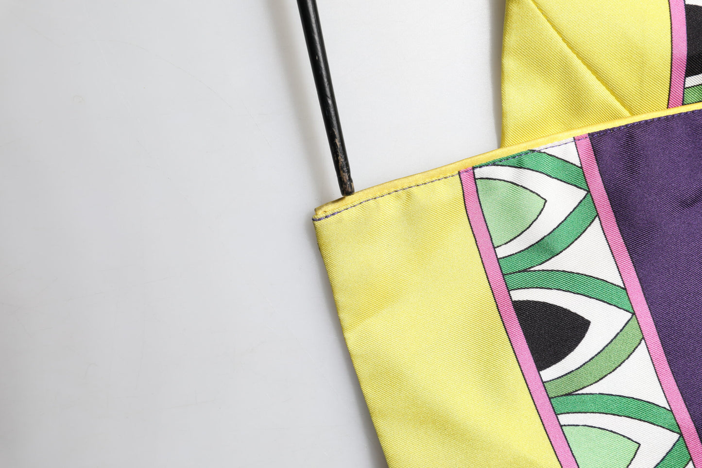 Bata cruzada de seda con mangas largas y estampado floral azul