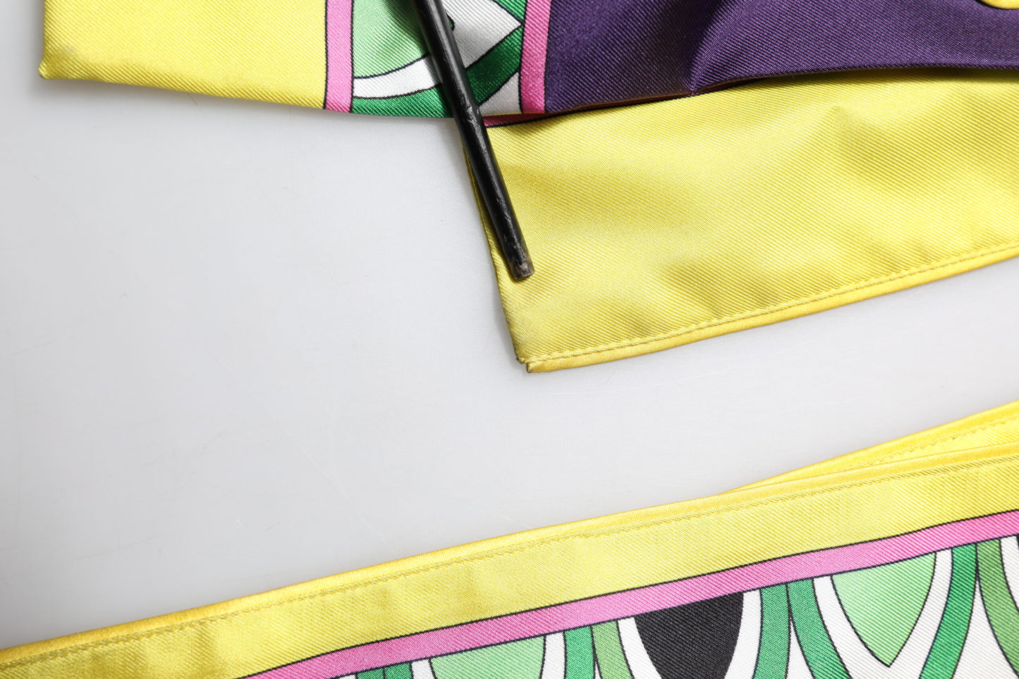 Bata cruzada de seda con mangas largas y estampado floral azul