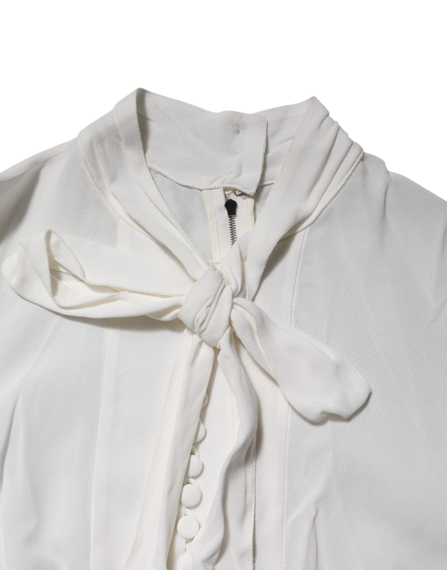Top de viscosa blanca con cuello Ascot y mangas largas