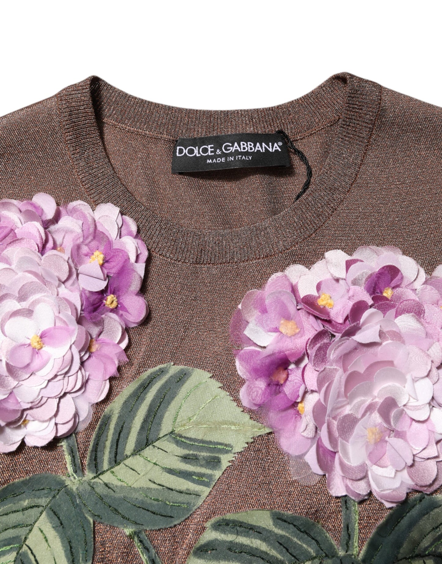 Blusa de cuello redondo con adornos de lirios marrones