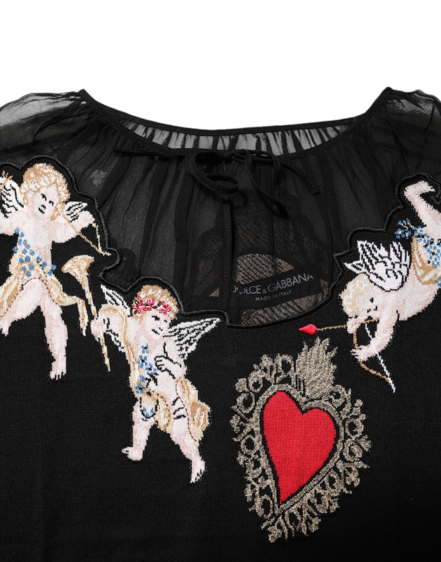 Top de cuello redondo negro con bordado del Sagrado Corazón