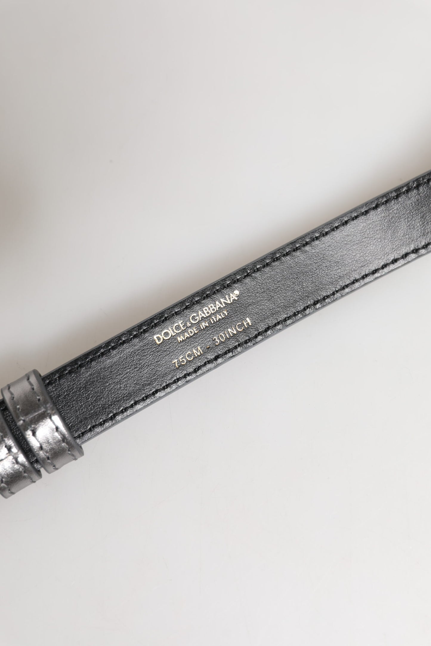 Cinturón con hebilla de metal grabada con logotipo plateado