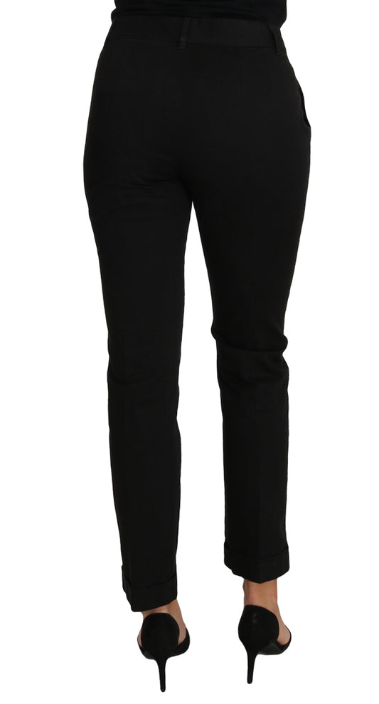 Vestido negro corto, pantalones rectos