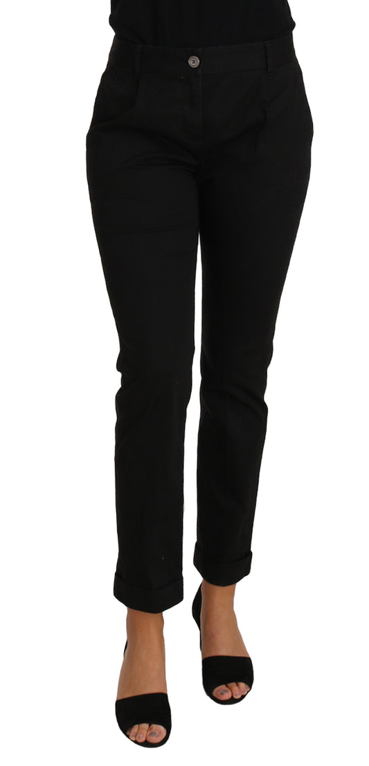 Vestido negro corto, pantalones rectos