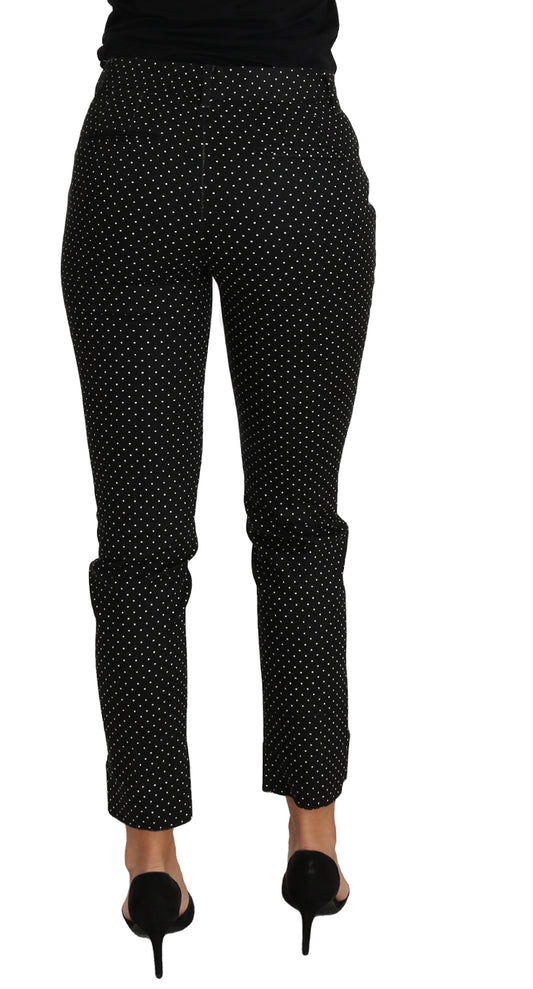 Vestido negro con lunares y pantalones rectos cortos
