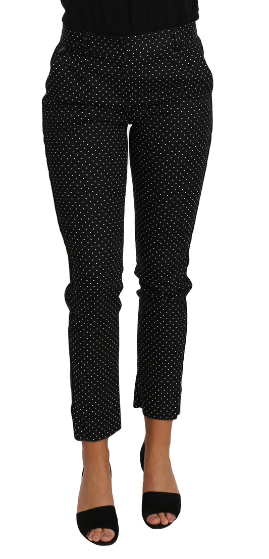 Vestido negro con lunares y pantalones rectos cortos
