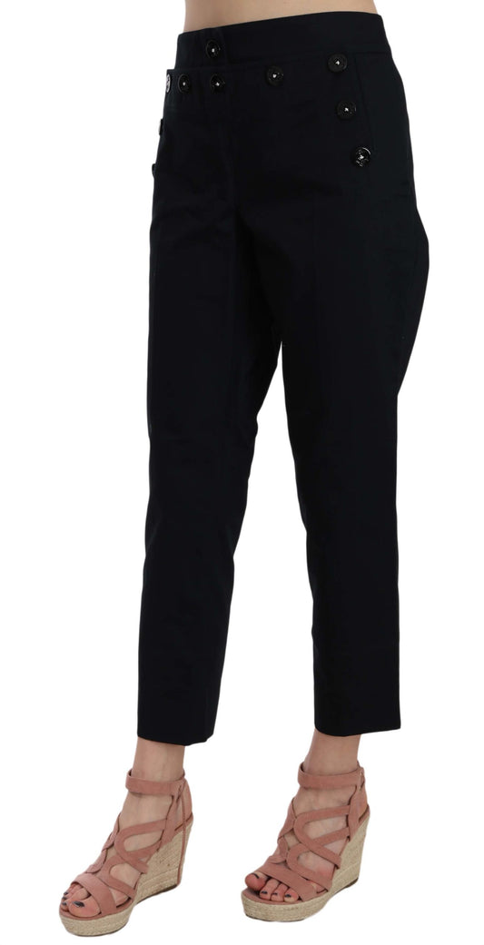 Pantalones negros cortos con botones delanteros adornados