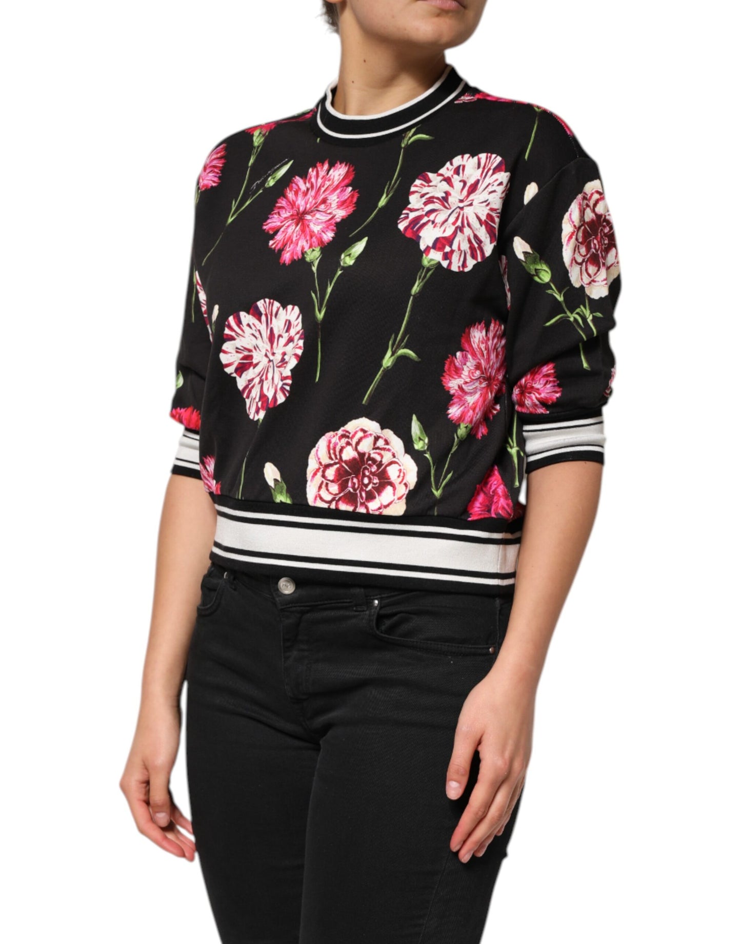 Top de algodón de manga corta con estampado floral negro