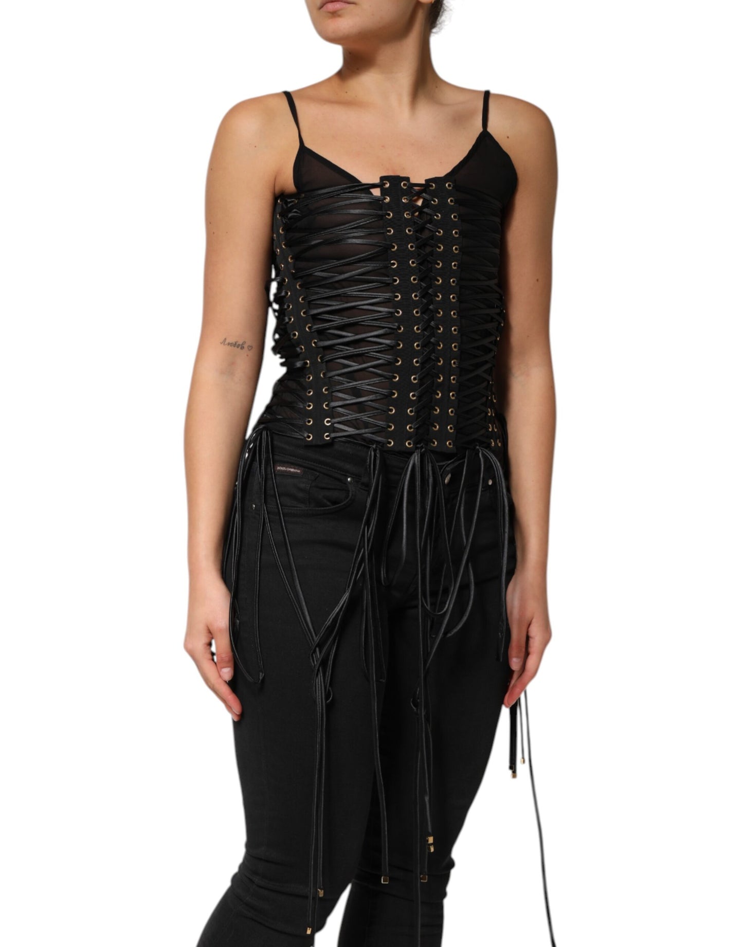 Top estilo corsé adornado con ojales negros
