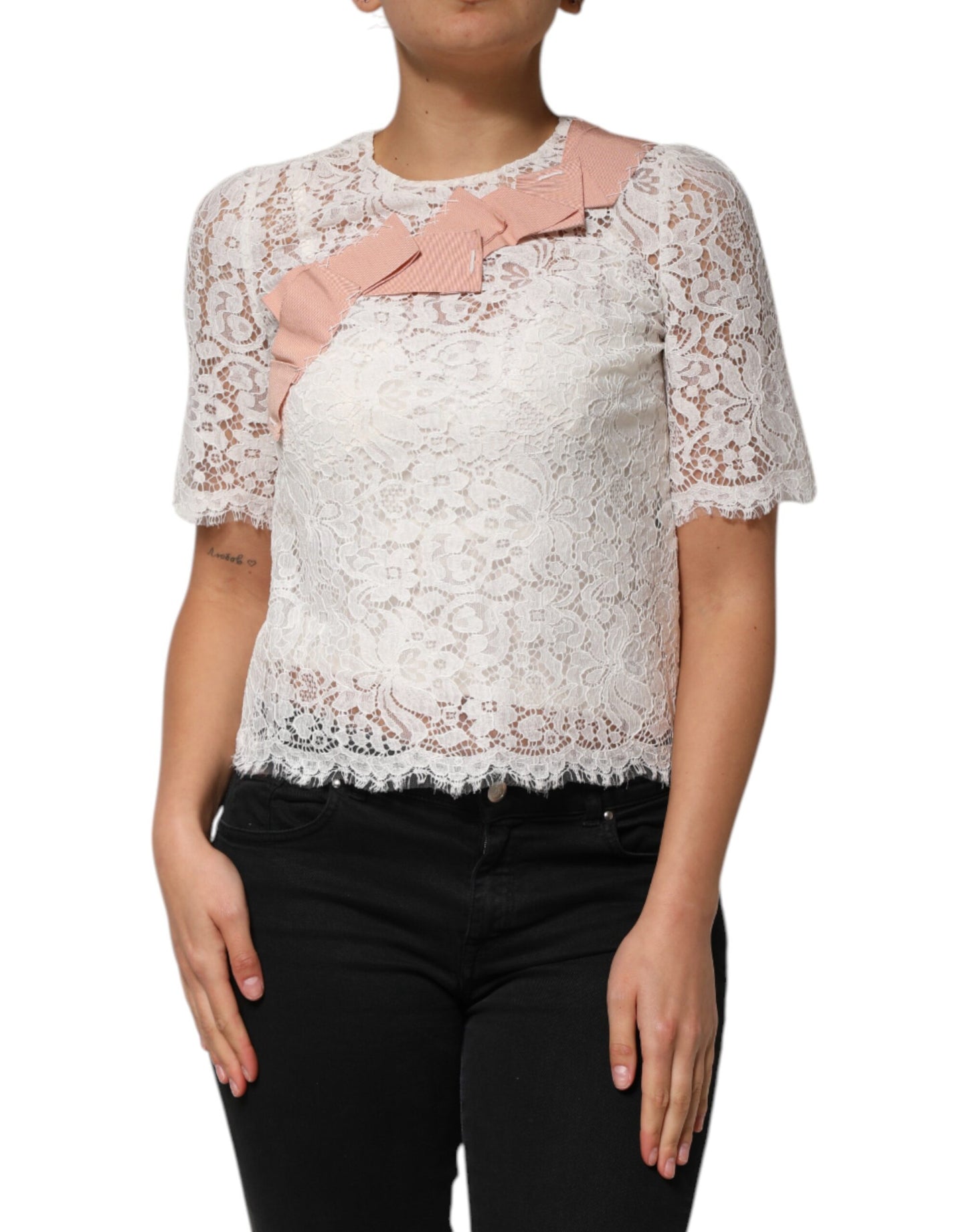 Blusa de manga corta con encaje floral blanco