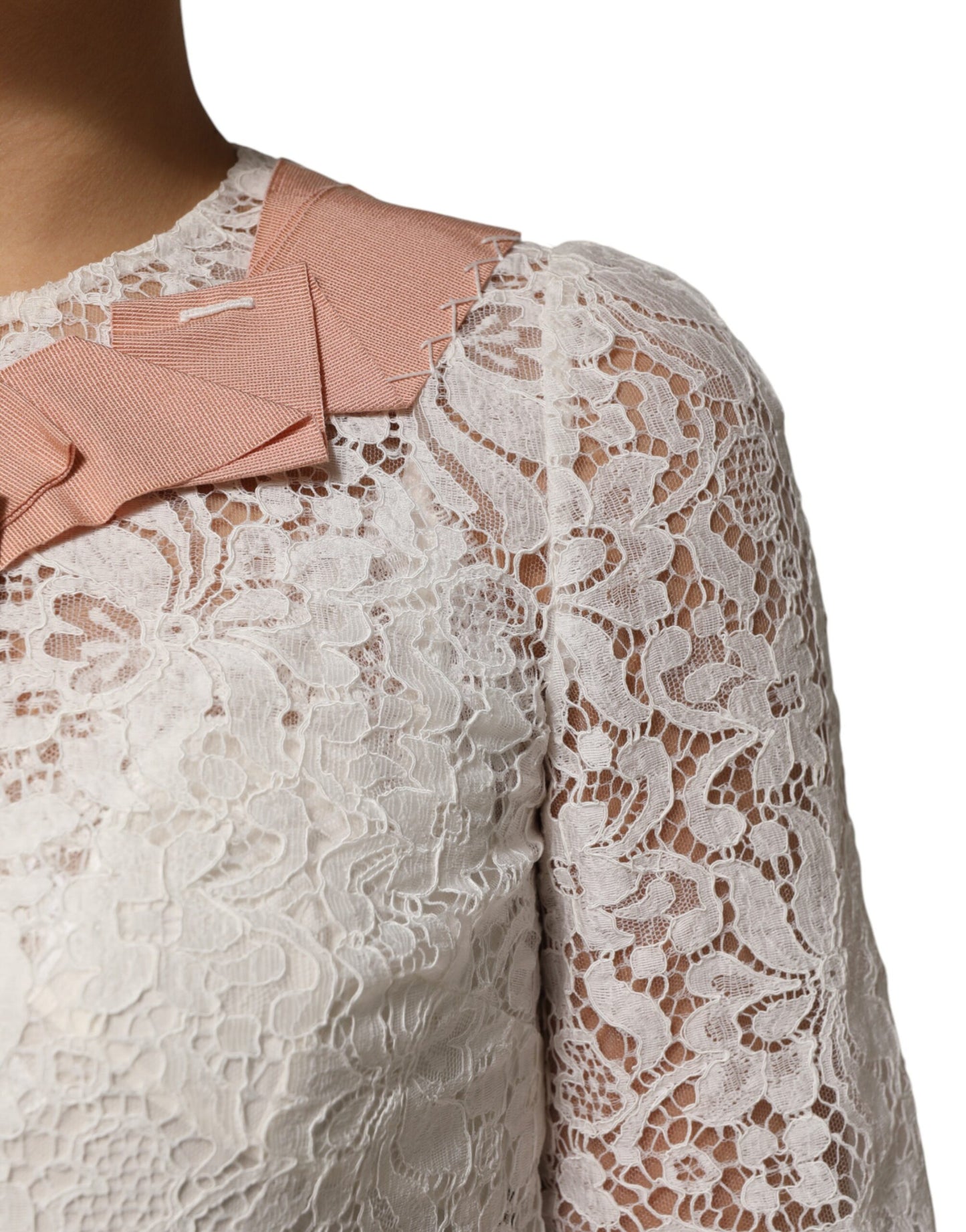 Blusa de manga corta con encaje floral blanco