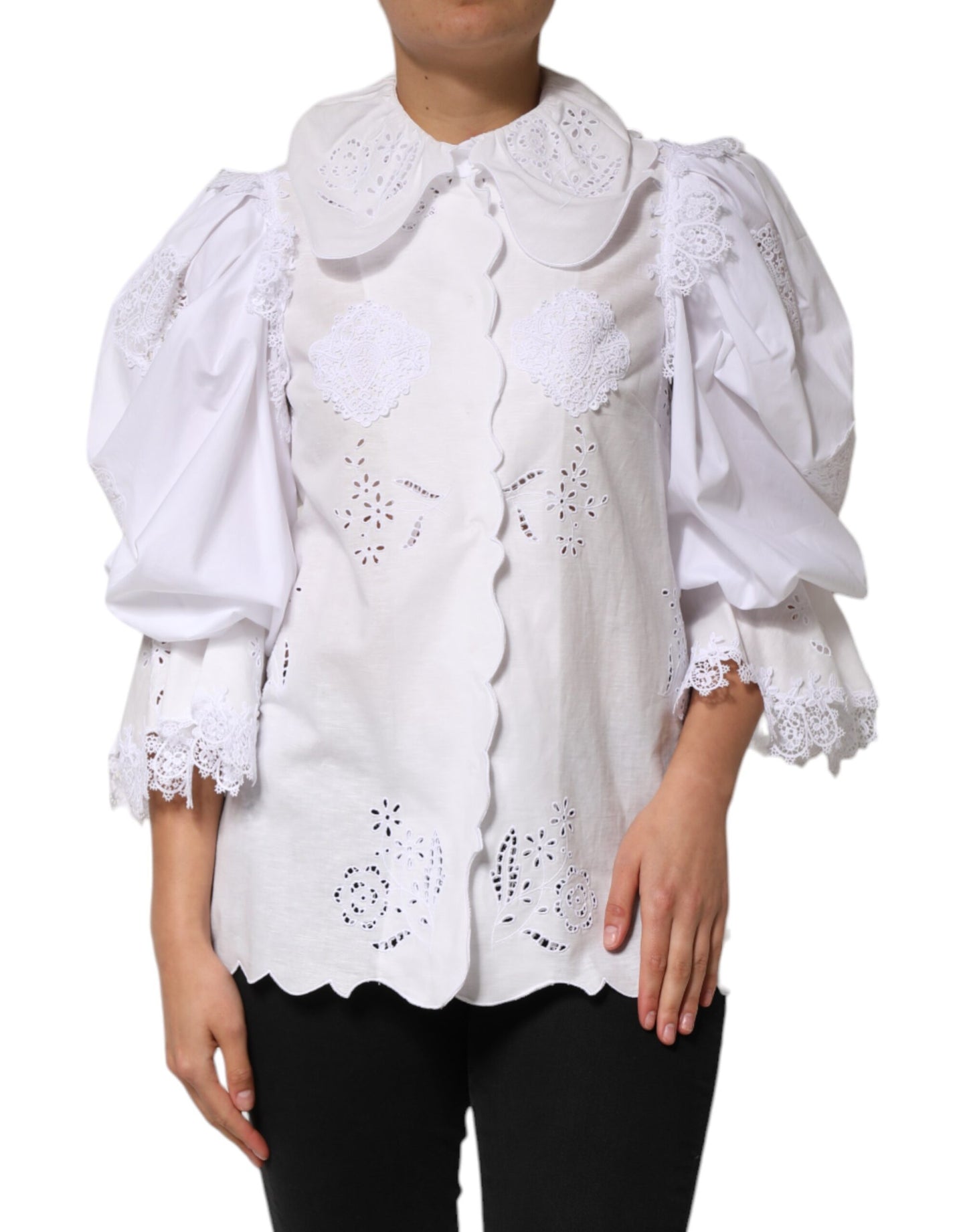 Blusa blanca con volantes y encaje adornado