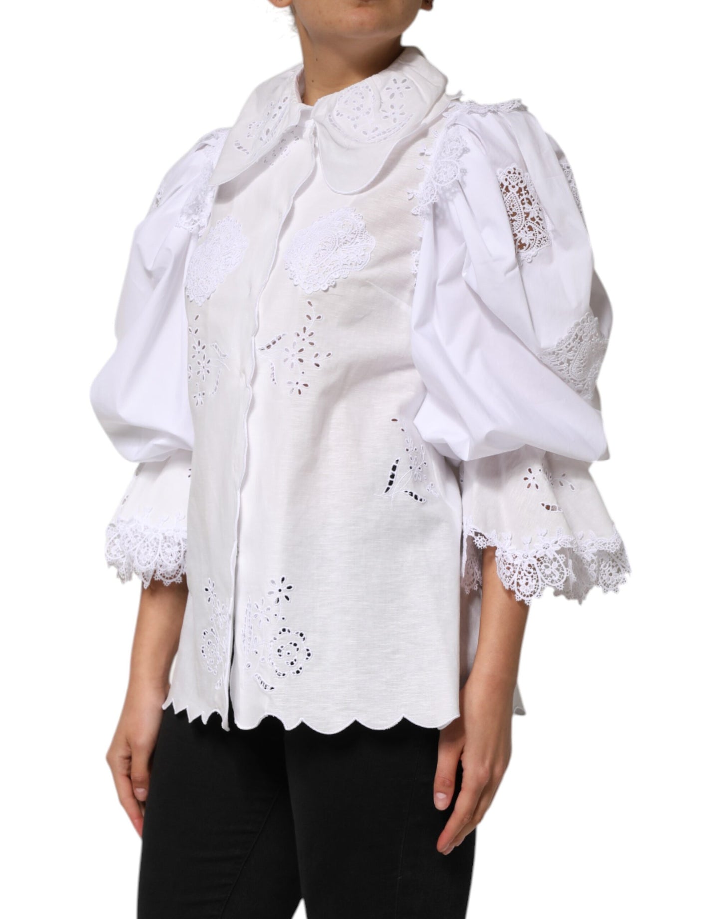 Blusa blanca con volantes y encaje adornado