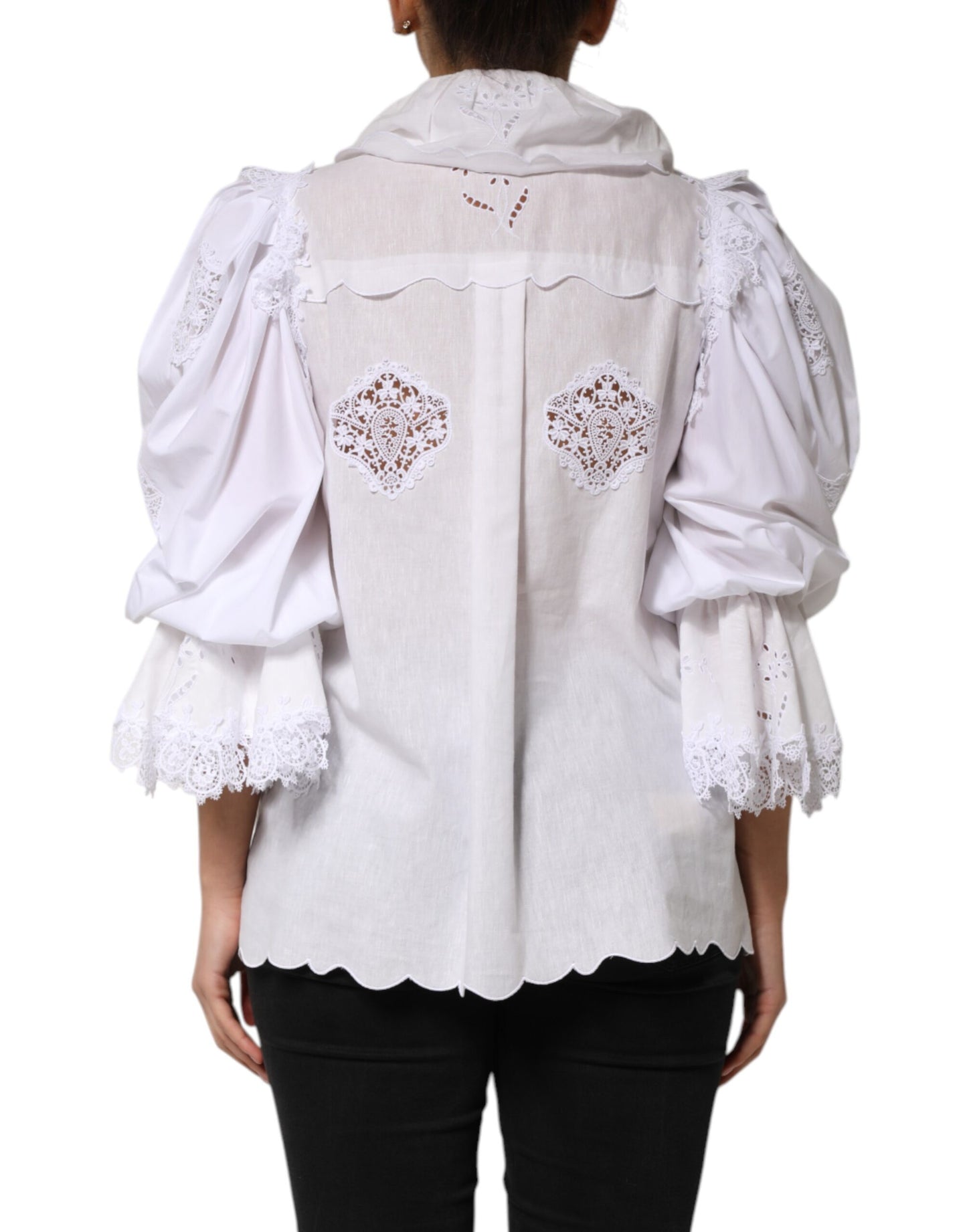 Blusa blanca con volantes y encaje adornado