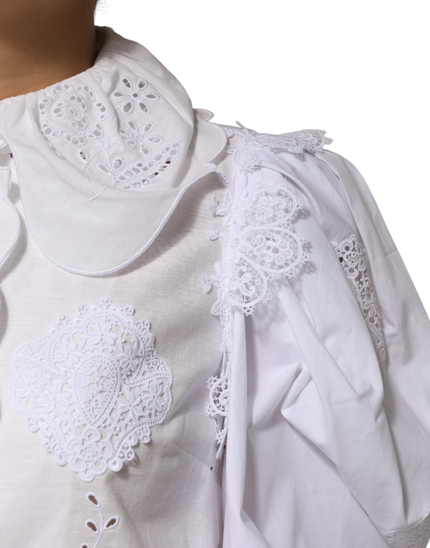 Blusa blanca con volantes y encaje adornado
